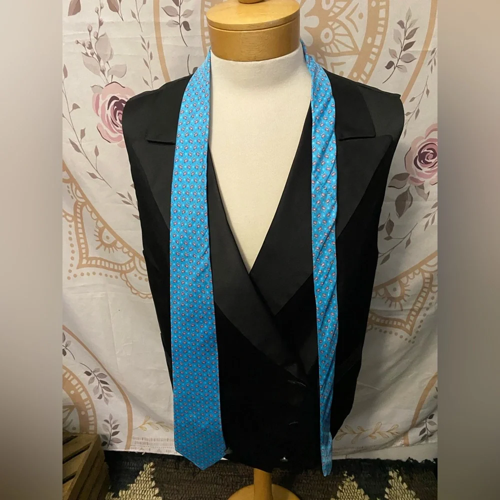 EUC 100% Silk IZOD Crabs and Starfish tie